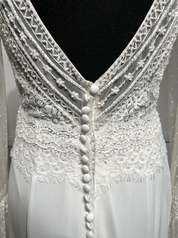 Robe de mariée Naray – Dentelle, décolleté en V et jupe fluide en crêpe.