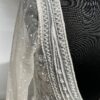 Robe de mariée Naray – Dentelle, décolleté en V et jupe fluide en crêpe.