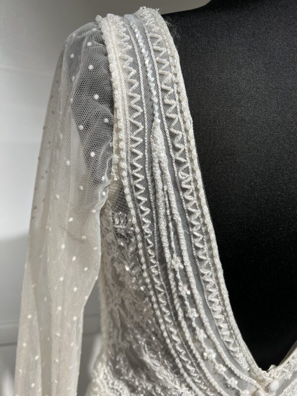 Robe de mariée Naray – Dentelle, décolleté en V et jupe fluide en crêpe.
