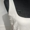 Cette robe de mariée allie minimalisme et élégance avec son corsage ajusté à col carré et sa jupe fluide prolongée d’une traîne légère. Son design épuré s’harmonise parfaitement avec un cadre méditerranéen raffiné, idéal pour une mariée au style intemporel.