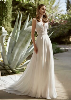 Robe de mariée bohème avec bustier en dentelle et manches cloche en transparence