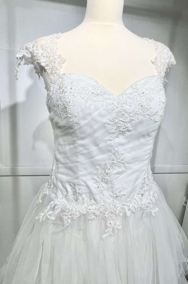 Robe de mariée princesse avec jupe en tulle volumineuse et bretelles ornées de dentelle