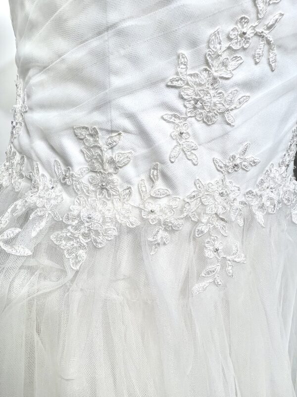 Robe de mariée princesse avec jupe en tulle volumineuse et bretelles ornées de dentelle