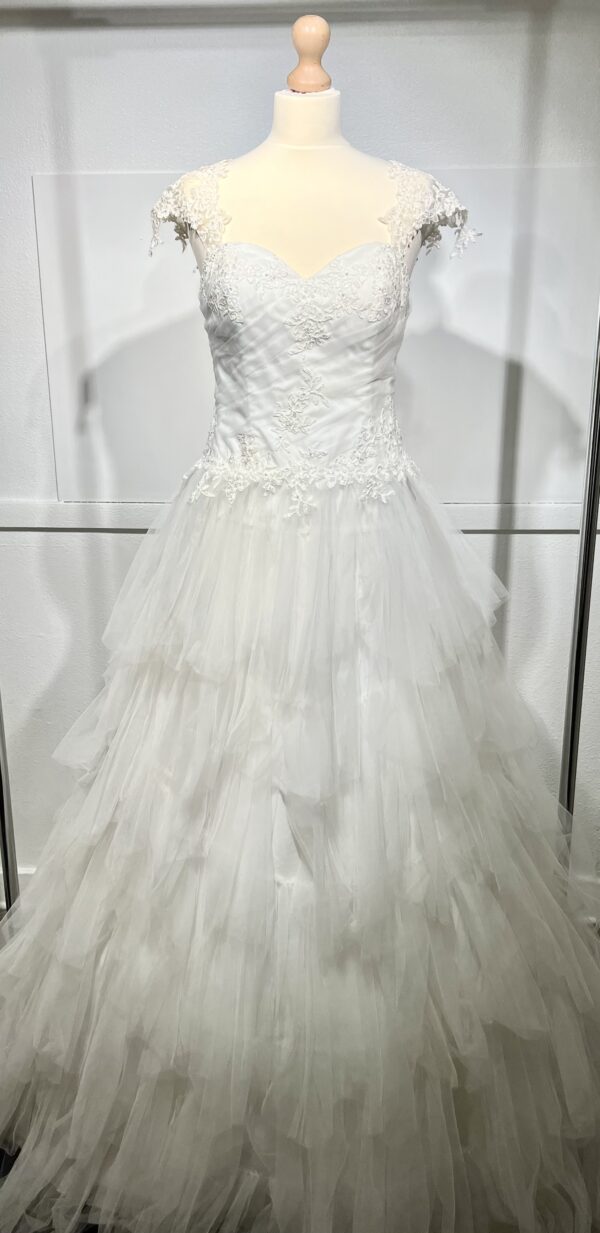 Robe de mariée princesse avec jupe en tulle volumineuse et bretelles ornées de dentelle