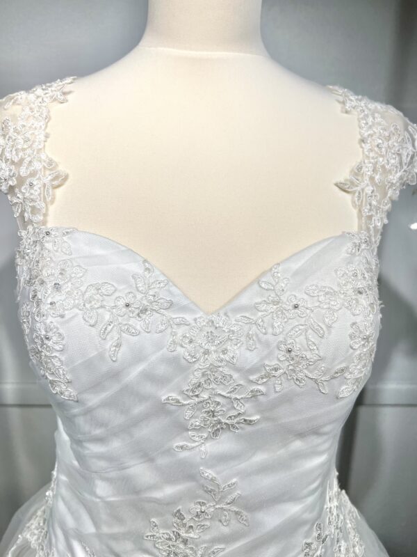 Robe de mariée princesse avec jupe en tulle volumineuse et bretelles ornées de dentelle