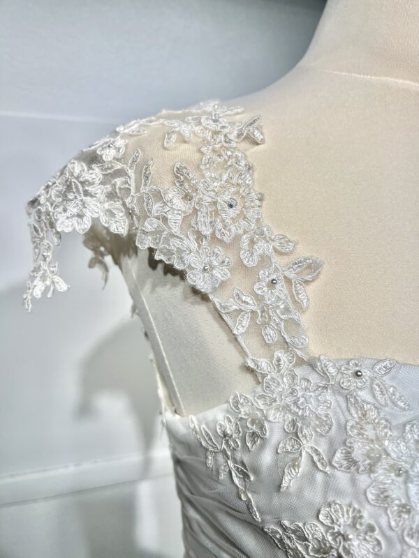 Robe de mariée princesse avec jupe en tulle volumineuse et bretelles ornées de dentelle