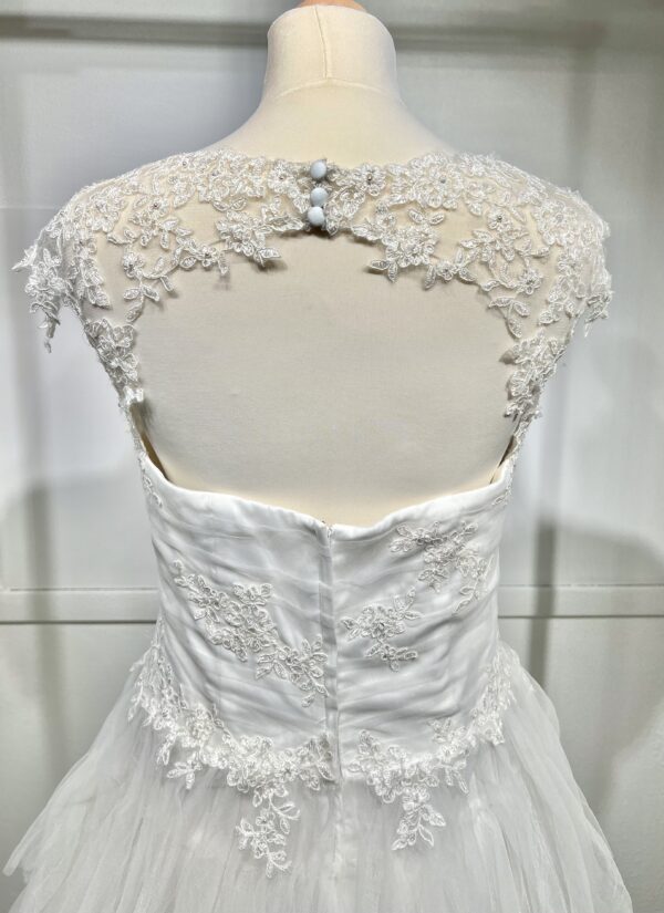 Robe de mariée princesse avec jupe en tulle volumineuse et bretelles ornées de dentelle