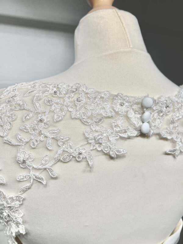 Robe de mariée princesse avec jupe en tulle volumineuse et bretelles ornées de dentelle