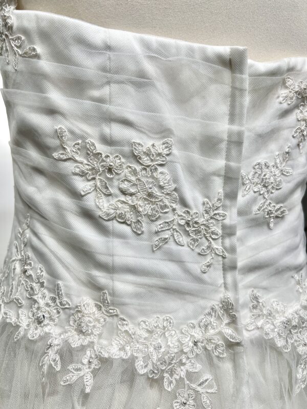 Robe de mariée princesse avec jupe en tulle volumineuse et bretelles ornées de dentelle