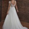 Vue arrière d'une robe de mariée avec un dos plongeant en dentelle florale, une jupe en tulle fluide et un détail de traîne élégante