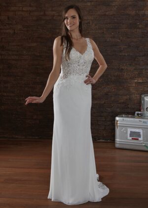 Robe de mariée élégante avec un corsage en dentelle et une jupe fluide dans un cadre extérieur