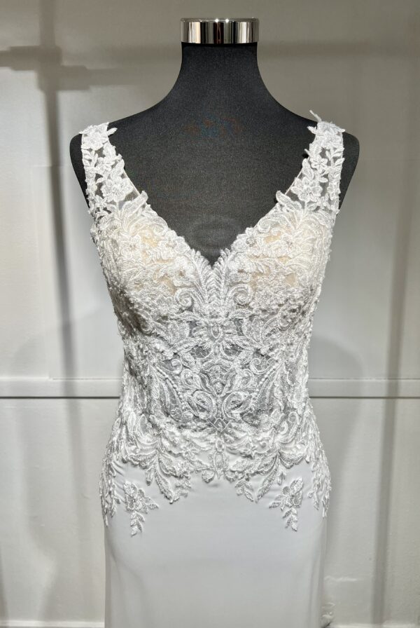 Robe de mariée Prisca – élégance moderne avec dentelle florale et coupe fourreau fluide.
