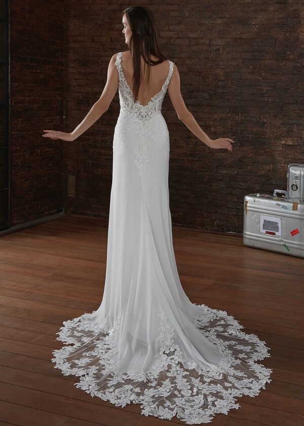 Robe de mariée avec des détails de dentelle au dos et une traîne fluide de longueur chapelle
