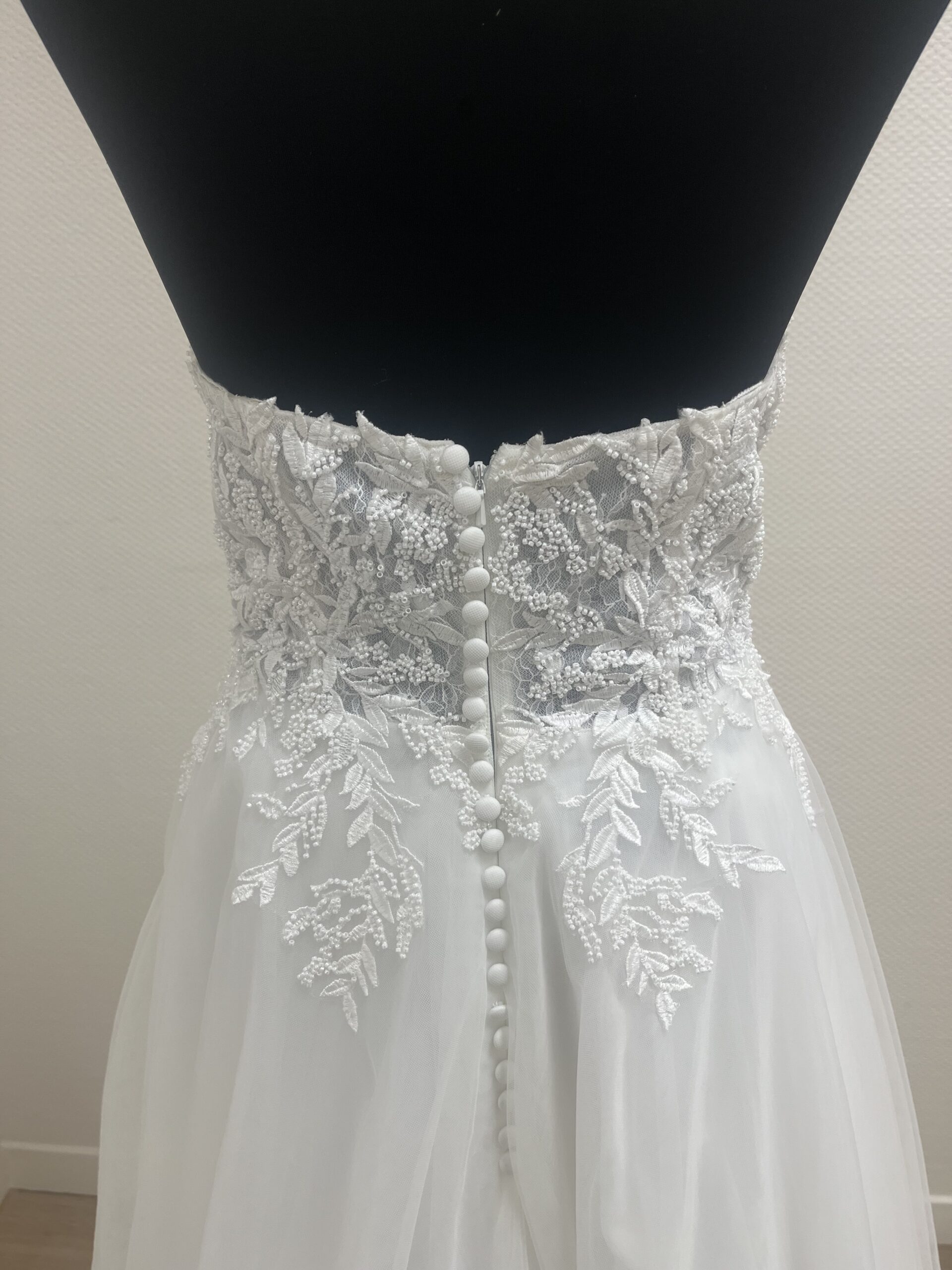 Vue du haut du dos de la robe de mariée princesse en tulle Ariela