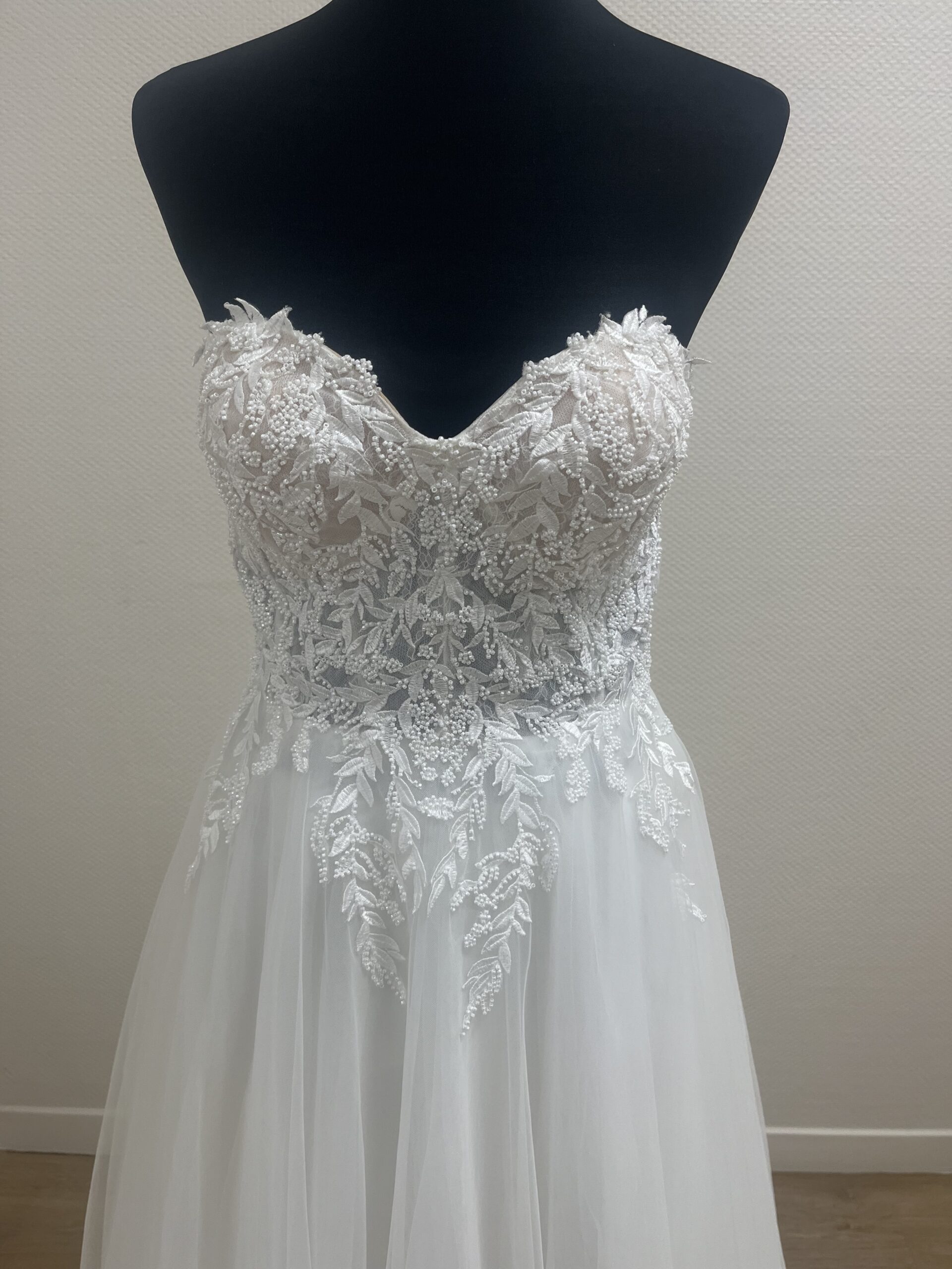 Détails du bustier habillé de dentelle de la robe de mariée princesse en tulle Ariela