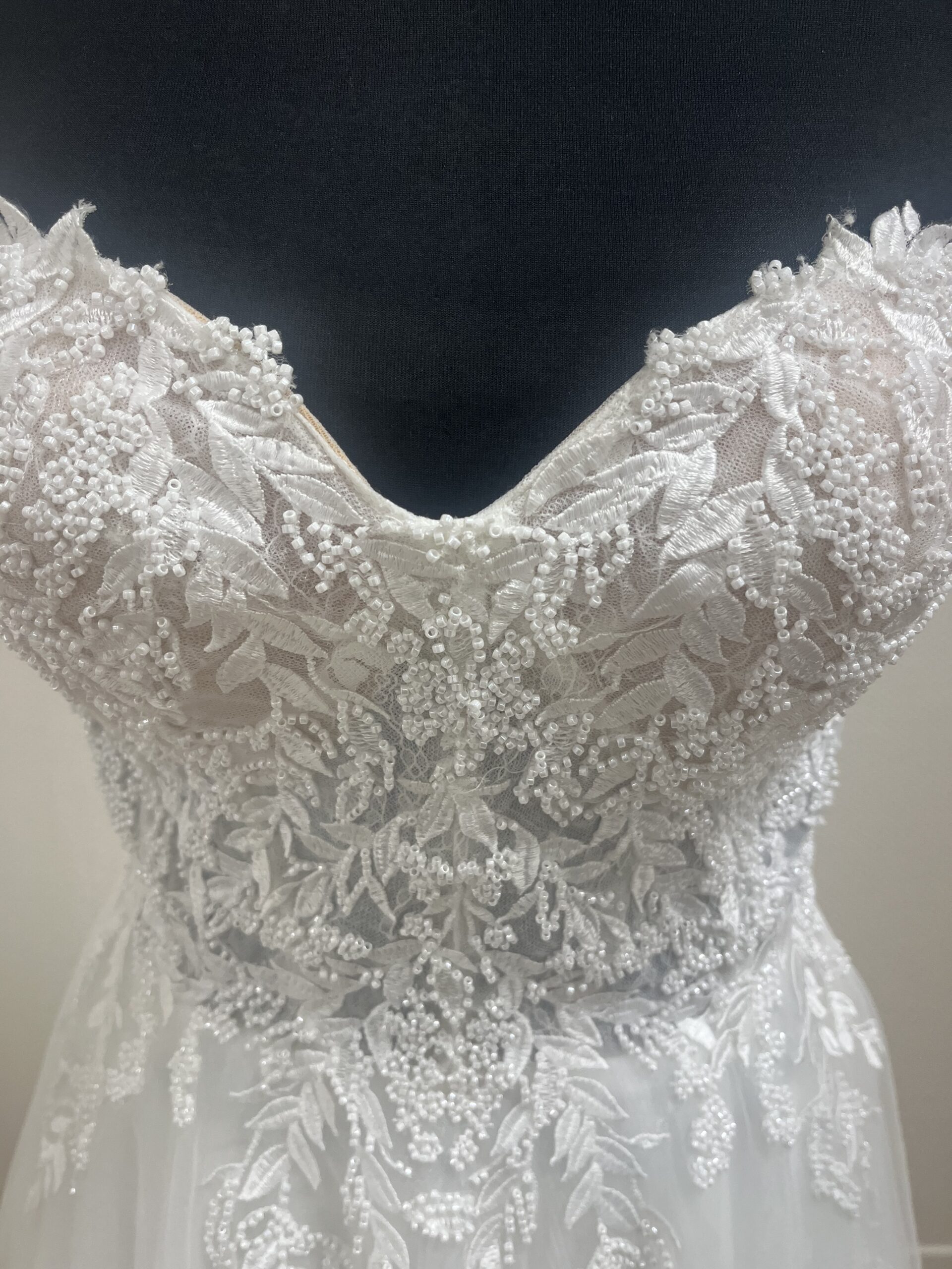 Zoom sur les finitions haute couture du bustier de la robe Ariela
