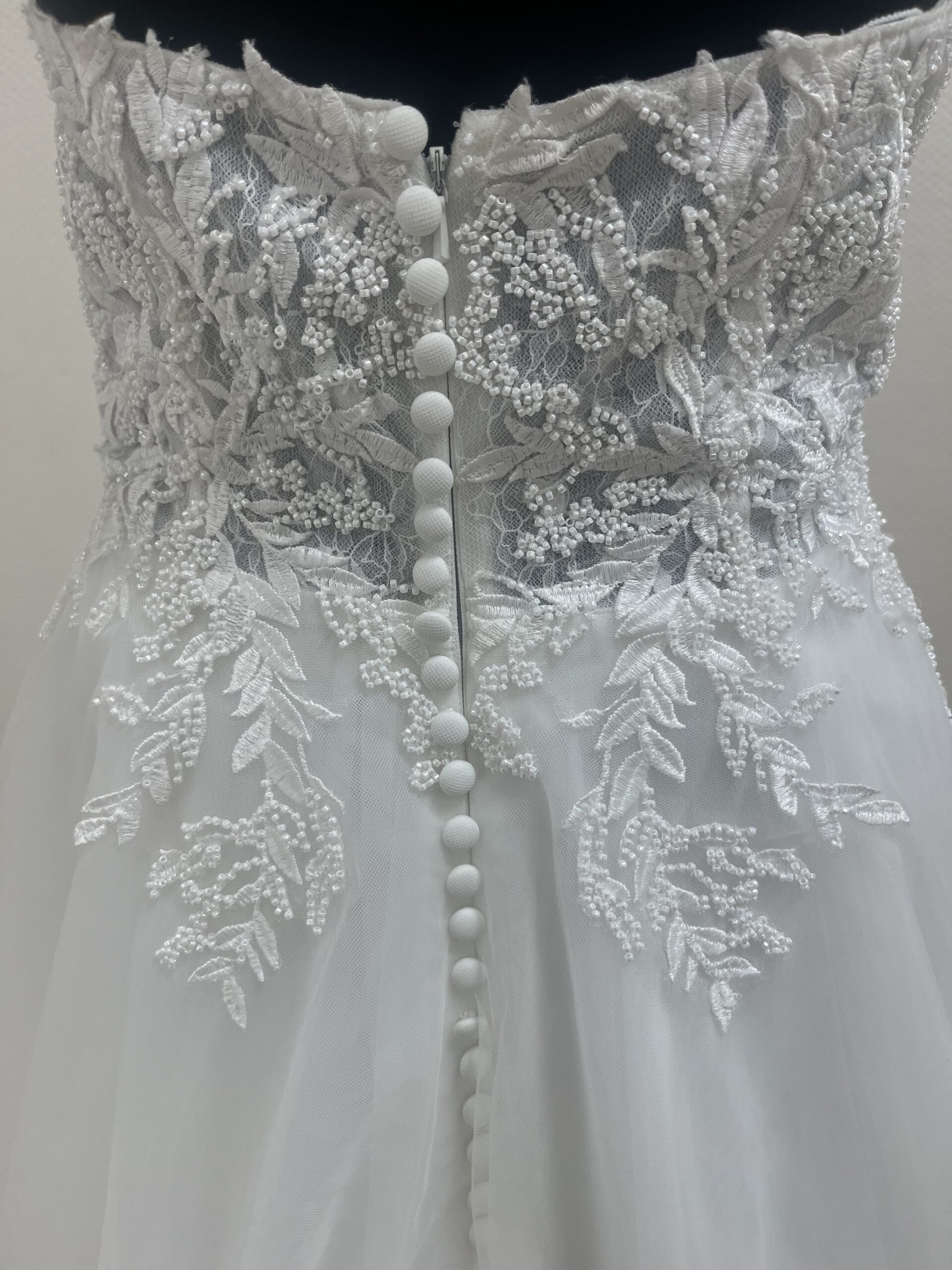 Zoom finitions dos et système de fermeture robe de mariée Ariela