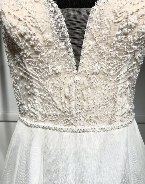 Robe de mariée Rowan – une silhouette de princesse moderne avec dentelle brodée et jupe en tulle aérienne.