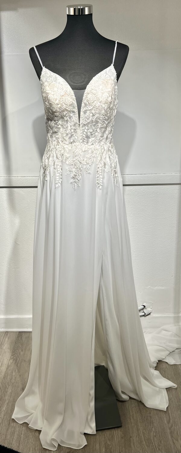 Robe de mariée Tailane – élégance bohème avec dentelle florale, manches bouffantes et jupe fluide en mousseline.