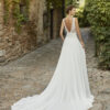 Robe de mariée Megan d'Alma Novia, en dentelle avec dos nu, et coupe fluide.