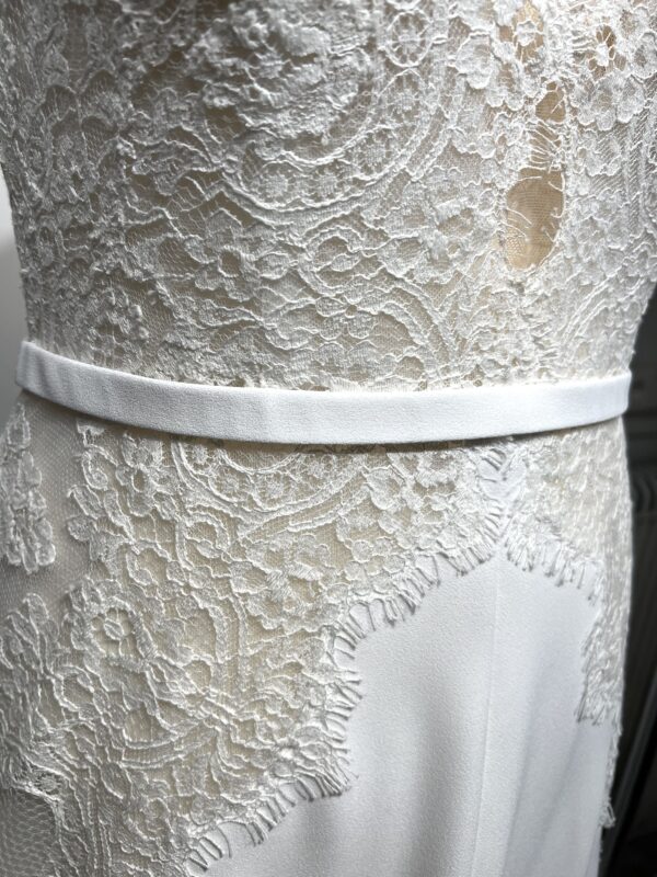 Robe de mariée Angeola Charlize avec bustier à décolleté V, manches courtes en dentelle, col V et dos plongeant.