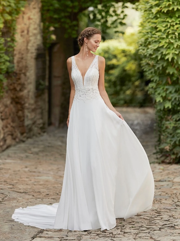 Robe de mariée Megan d'Alma Novia, en dentelle avec dos nu, et coupe fluide.