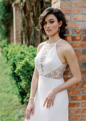 Robe de mariée Angeola Tenerife en dentelle florale avec un corsage structuré, dos nu, jupe fluide en mousseline et traîne élégante.