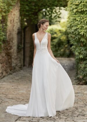 Robe de mariée Megan d'Alma Novia, en dentelle avec dos nu, et coupe fluide.