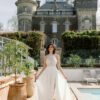 Laissez-vous séduire par la robe Angeola Tendy. Son corsage en dentelle délicate, son col montant et sa jupe fluide en font une pièce d’exception pour un look romantique et moderne. Disponible commandez dès maintenant !