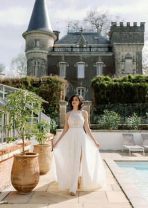 Laissez-vous séduire par la robe Angeola Tendy. Son corsage en dentelle délicate, son col montant et sa jupe fluide en font une pièce d’exception pour un look romantique et moderne. Disponible commandez dès maintenant !