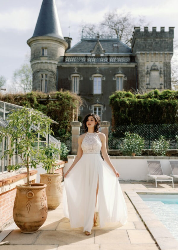Laissez-vous séduire par la robe Angeola Tendy. Son corsage en dentelle délicate, son col montant et sa jupe fluide en font une pièce d’exception pour un look romantique et moderne. Disponible commandez dès maintenant !