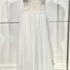 Robe de mariée Megan d'Alma Novia, en dentelle avec dos nu, et coupe fluide.