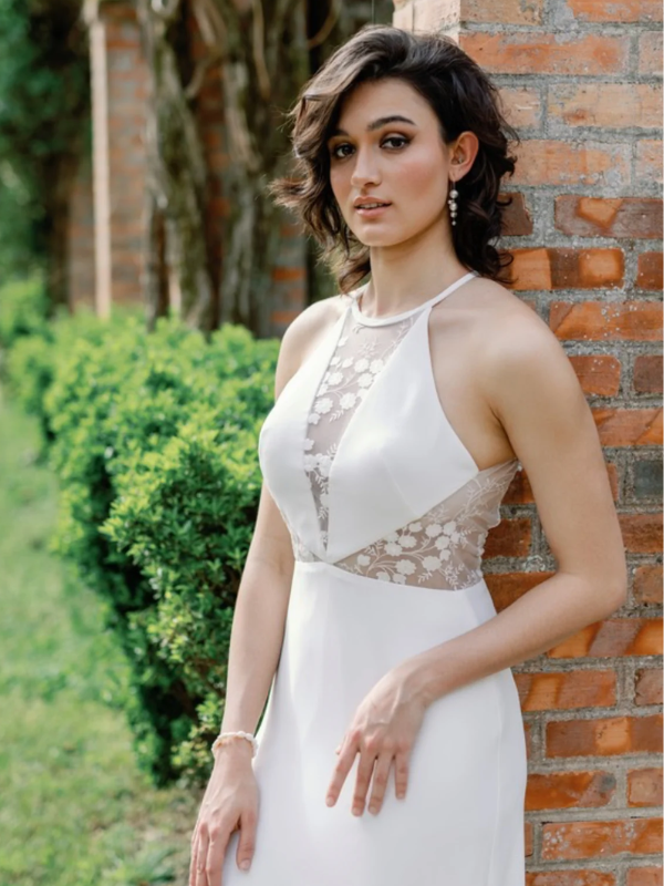 Robe de mariée Angeola Tenerife en dentelle florale avec un corsage structuré, dos nu, jupe fluide en mousseline et traîne élégante.