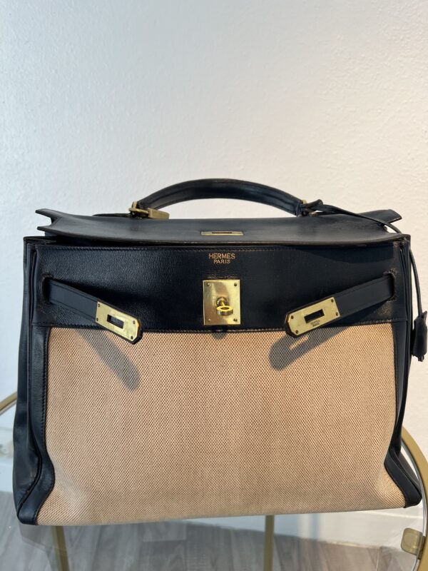 Sac Kelly Retourné 35 cm Hermès en toile H et veau box bleu marine, avec bijouterie en métal plaqué or et doublure en chèvre bleu marine. Modèle vintage circa 1970 avec accessoires d'origine.