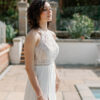 Laissez-vous séduire par la robe Angeola Tendy. Son corsage en dentelle délicate, son col montant et sa jupe fluide en font une pièce d’exception pour un look romantique et moderne. Disponible commandez dès maintenant !