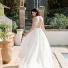 Robe de mariée Angeola Tenerife en dentelle florale avec un corsage structuré, dos nu, jupe fluide en mousseline et traîne élégante.