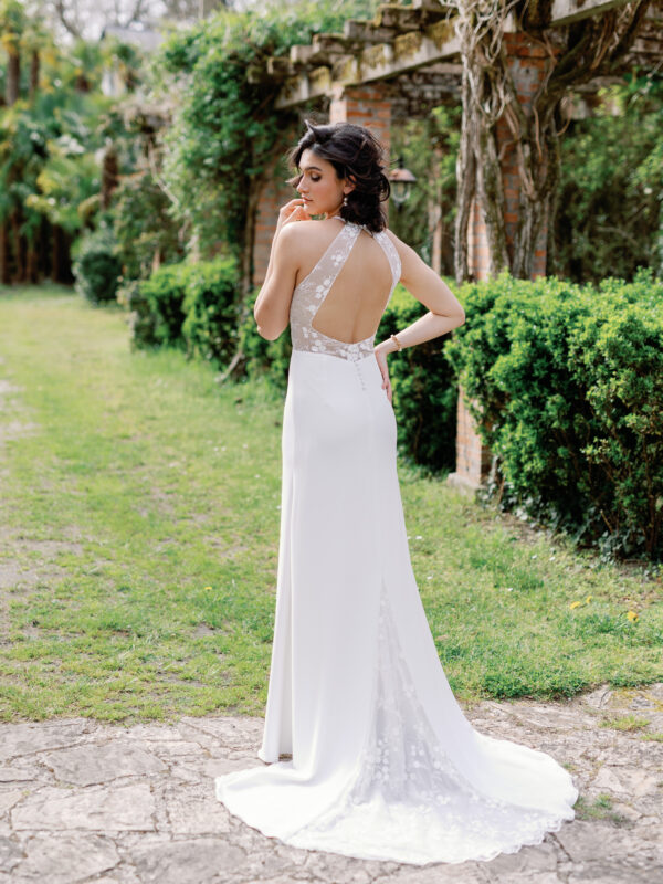 Robe de mariée Angeola Tenerife en dentelle florale avec un corsage structuré, dos nu, jupe fluide en mousseline et traîne élégante.