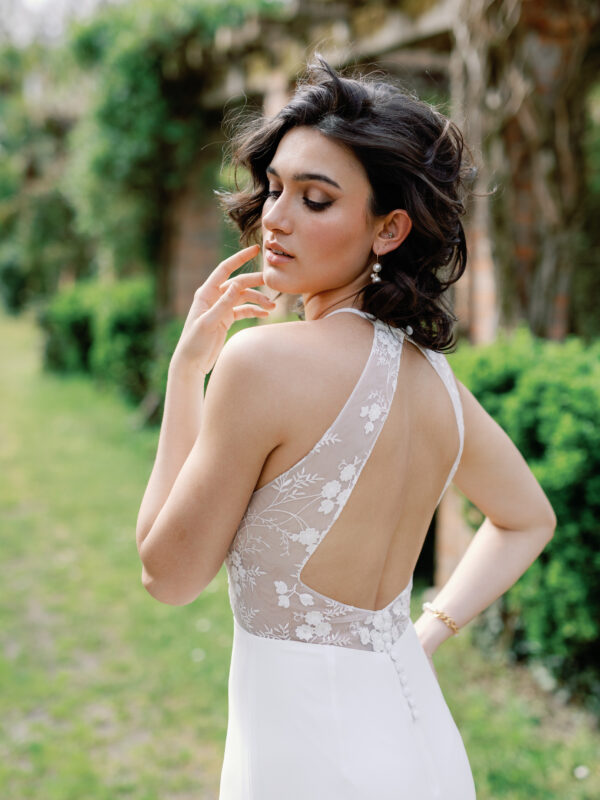 Robe de mariée Angeola Tenerife en dentelle florale avec un corsage structuré, dos nu, jupe fluide en mousseline et traîne élégante.