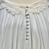 Laissez-vous séduire par la robe Angeola Tendy. Son corsage en dentelle délicate, son col montant et sa jupe fluide en font une pièce d’exception pour un look romantique et moderne. Disponible commandez dès maintenant !