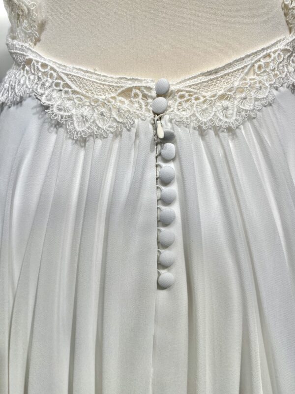 Laissez-vous séduire par la robe Angeola Tendy. Son corsage en dentelle délicate, son col montant et sa jupe fluide en font une pièce d’exception pour un look romantique et moderne. Disponible commandez dès maintenant !