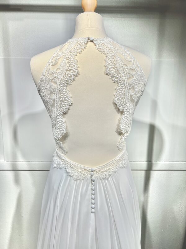 Laissez-vous séduire par la robe Angeola Tendy. Son corsage en dentelle délicate, son col montant et sa jupe fluide en font une pièce d’exception pour un look romantique et moderne. Disponible commandez dès maintenant !