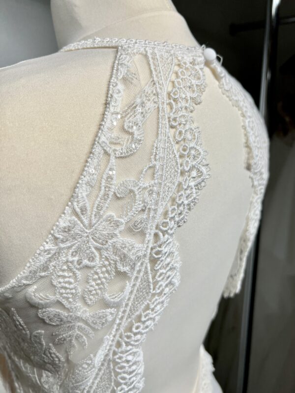 Laissez-vous séduire par la robe Angeola Tendy. Son corsage en dentelle délicate, son col montant et sa jupe fluide en font une pièce d’exception pour un look romantique et moderne. Disponible commandez dès maintenant !
