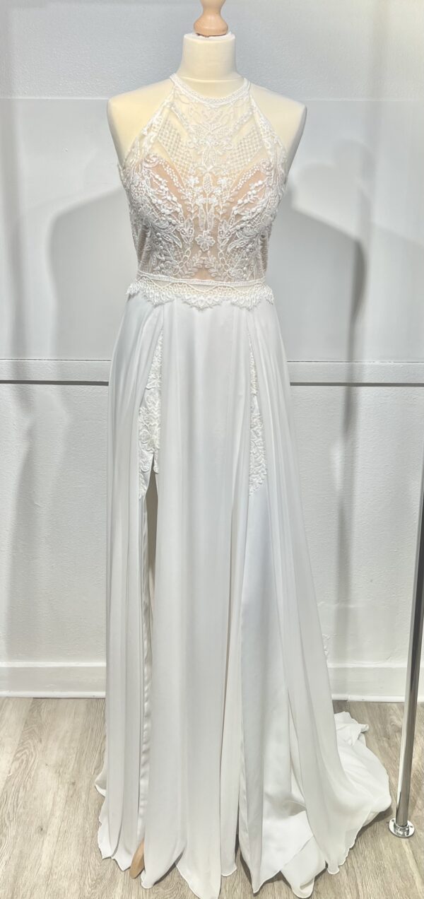 Laissez-vous séduire par la robe Angeola Tendy. Son corsage en dentelle délicate, son col montant et sa jupe fluide en font une pièce d’exception pour un look romantique et moderne. Disponible commandez dès maintenant !