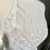 Laissez-vous séduire par la robe Angeola Tendy. Son corsage en dentelle délicate, son col montant et sa jupe fluide en font une pièce d’exception pour un look romantique et moderne. Disponible commandez dès maintenant !