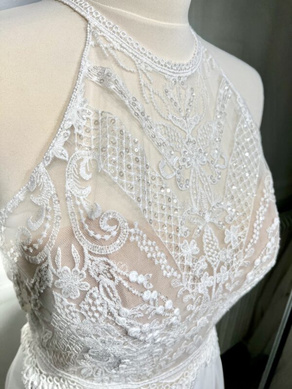 Laissez-vous séduire par la robe Angeola Tendy. Son corsage en dentelle délicate, son col montant et sa jupe fluide en font une pièce d’exception pour un look romantique et moderne. Disponible commandez dès maintenant !