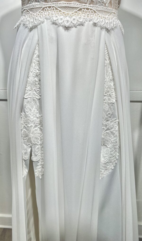 Laissez-vous séduire par la robe Angeola Tendy. Son corsage en dentelle délicate, son col montant et sa jupe fluide en font une pièce d’exception pour un look romantique et moderne. Disponible commandez dès maintenant !