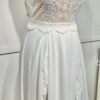Laissez-vous séduire par la robe Angeola Tendy. Son corsage en dentelle délicate, son col montant et sa jupe fluide en font une pièce d’exception pour un look romantique et moderne. Disponible commandez dès maintenant !