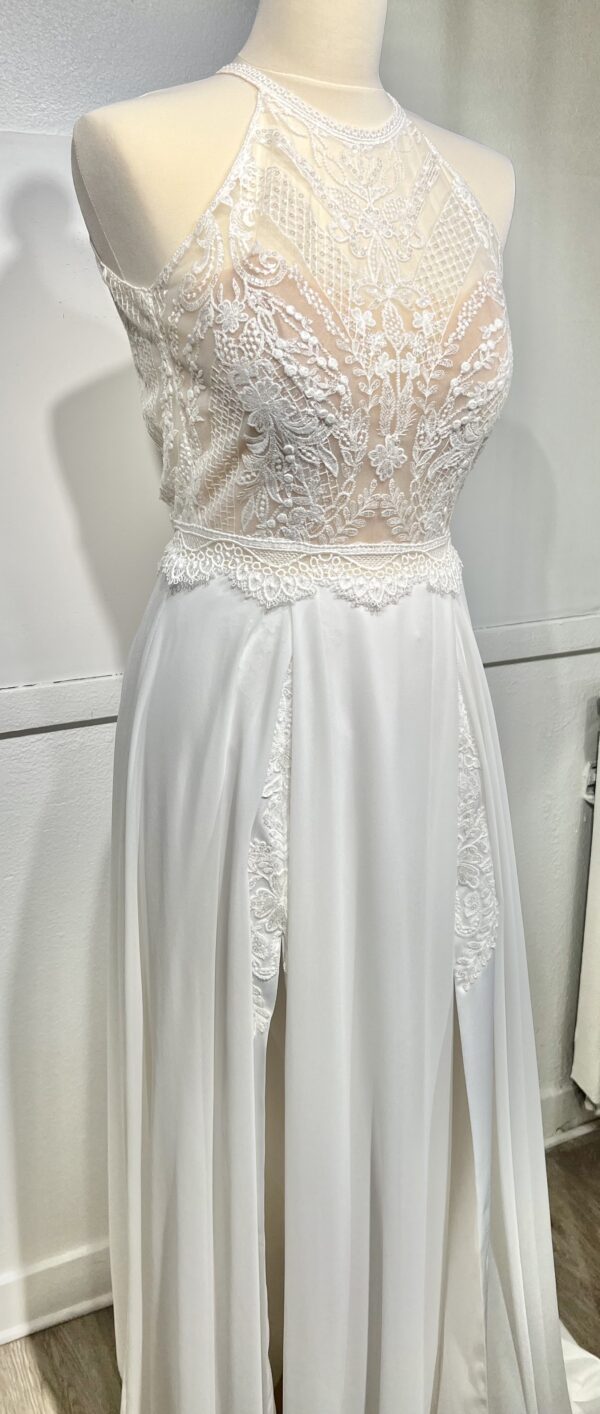 Laissez-vous séduire par la robe Angeola Tendy. Son corsage en dentelle délicate, son col montant et sa jupe fluide en font une pièce d’exception pour un look romantique et moderne. Disponible commandez dès maintenant !