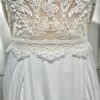 Laissez-vous séduire par la robe Angeola Tendy. Son corsage en dentelle délicate, son col montant et sa jupe fluide en font une pièce d’exception pour un look romantique et moderne. Disponible commandez dès maintenant !