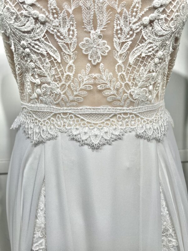 Laissez-vous séduire par la robe Angeola Tendy. Son corsage en dentelle délicate, son col montant et sa jupe fluide en font une pièce d’exception pour un look romantique et moderne. Disponible commandez dès maintenant !